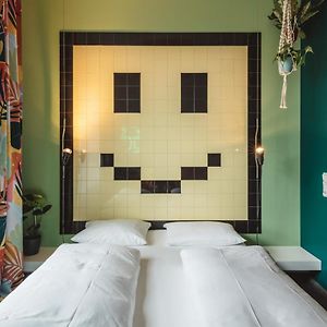 Zimmer mit Kingsize-Bett